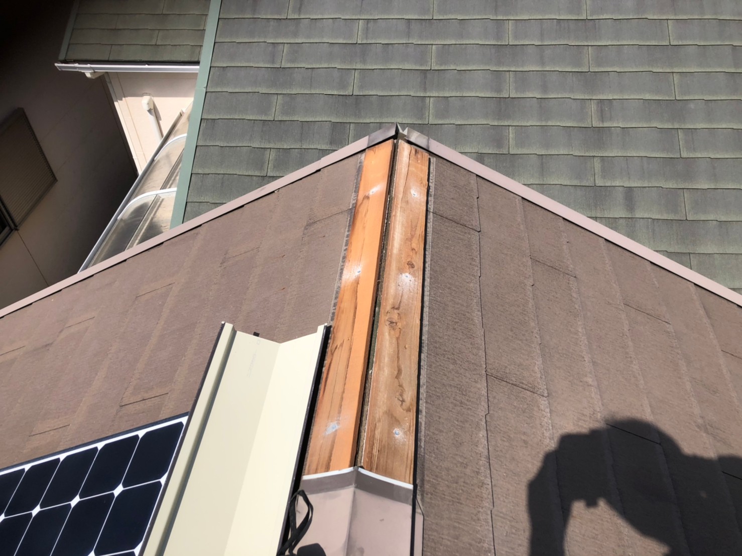 京都府城陽市にて棟板金が剥がれ雨漏りが発生した住宅の板金補修工事